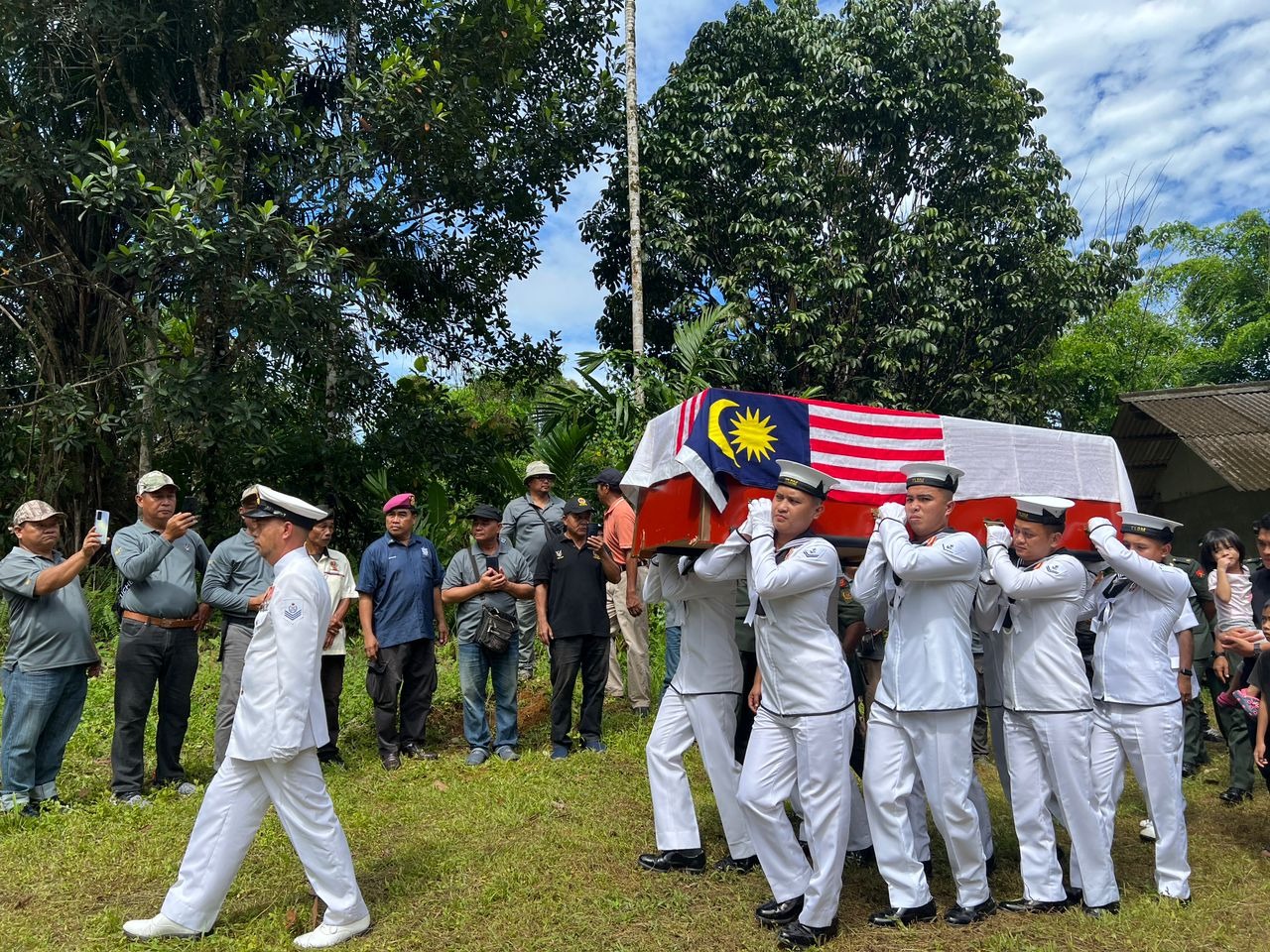 Sad & Sorrowful Atmosphere Accompanies Joanna's Funeral, Safely Buried in Engkaroh Village