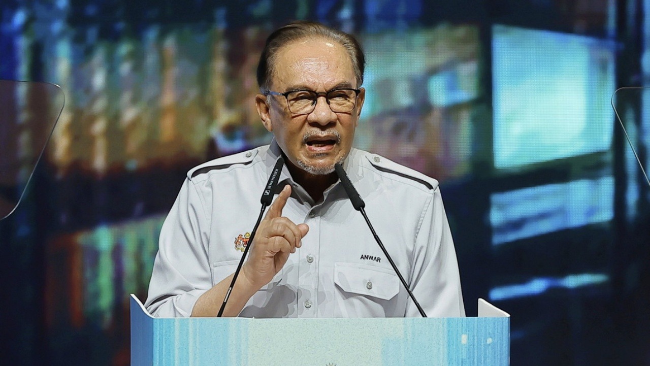 Anwar Announces Historic Salary Increase for Civil Servants