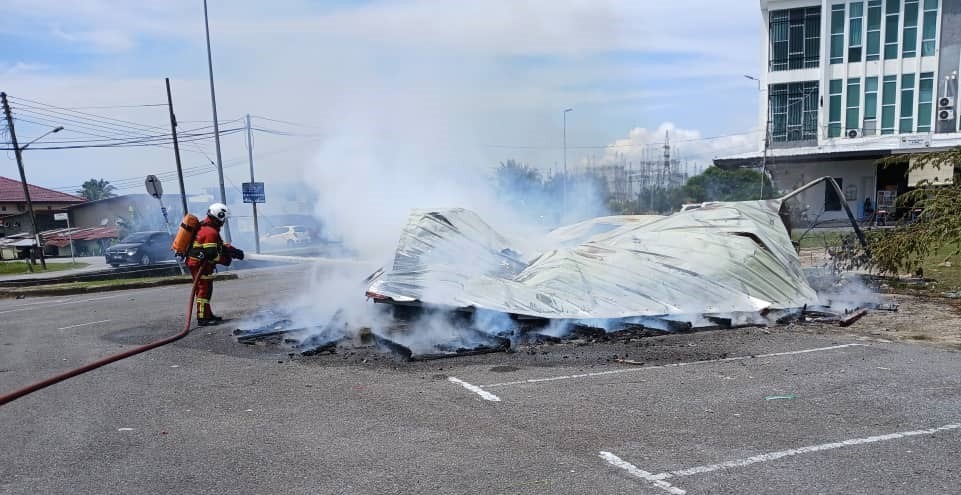 Fire Burns Down Roadside Stall in Kg Tudan