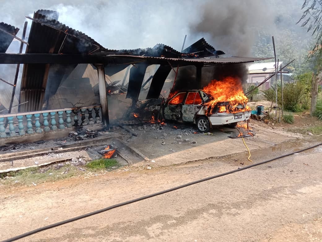 Fire Destroys House, Motorcycles, and Car in Serian