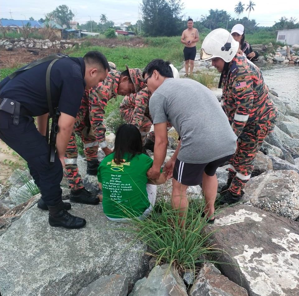 Firefighters Calm Aggressive Woman at Miri Fish Market