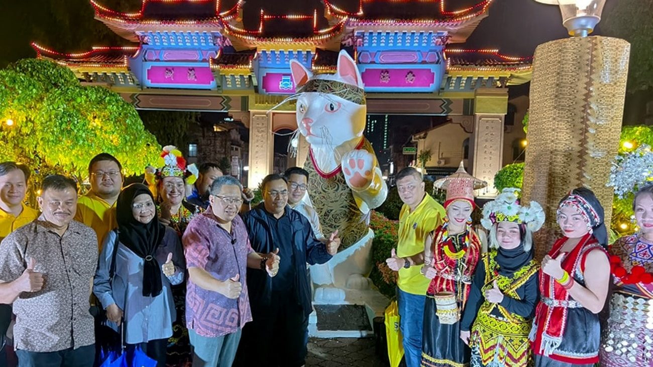 Kuching’s Iconic White Cat Statue Shines with Eco-Friendly Decorations for Gawai Dayak Celebration