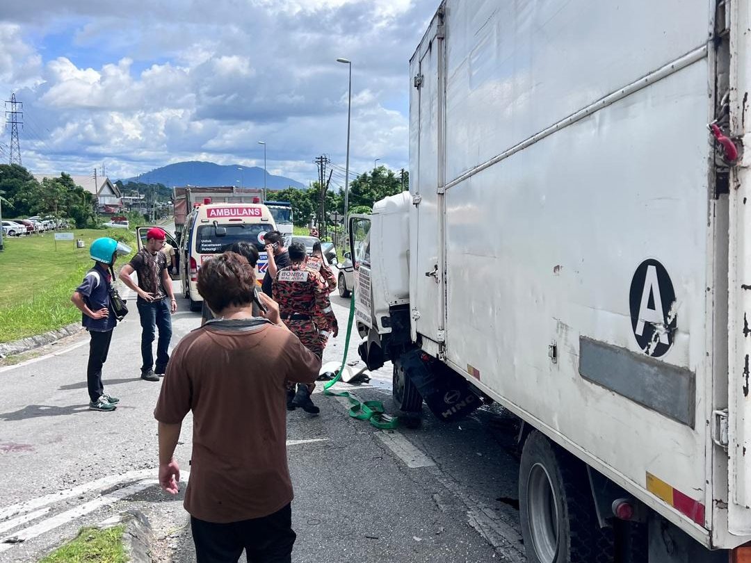 Lorry Collision Leaves Three Injured in Kuching