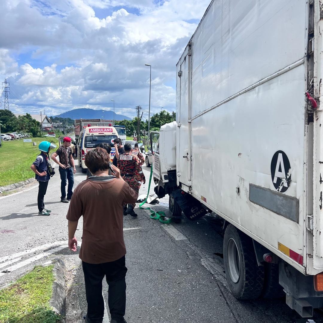 Lorry Collision Leaves Three Injured in Kuching