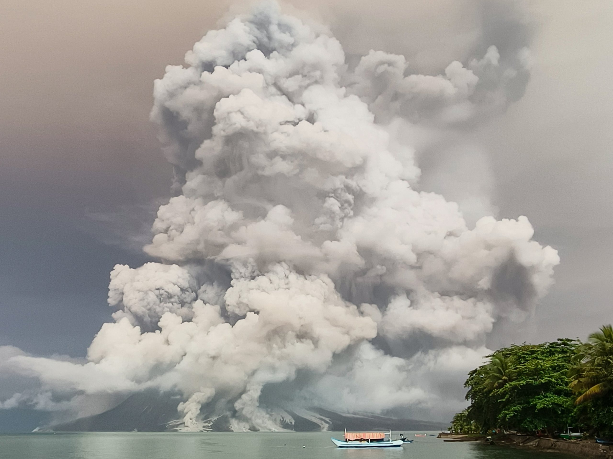 Terrifying Eruption Alert: Indonesia's Ruang Volcano Engulfs Skies! | 12K Evacuated | Ash Reaches Malaysia!