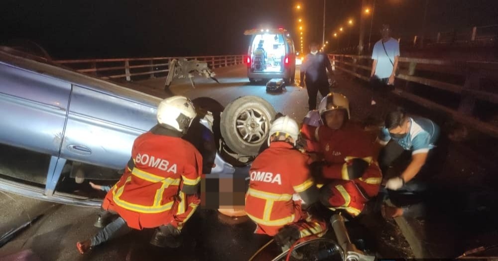 Three Injured in Early Morning Car Crash at Sg Kemena Bridge