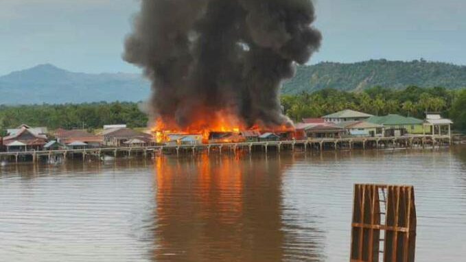 Devastating Fire Destroys Five Houses in Kampung Pemukat, Affecting 73 Residents