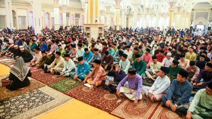 Governor and Premier Join 5,000 Muslims for Aidiladha Prayers in Sarawak