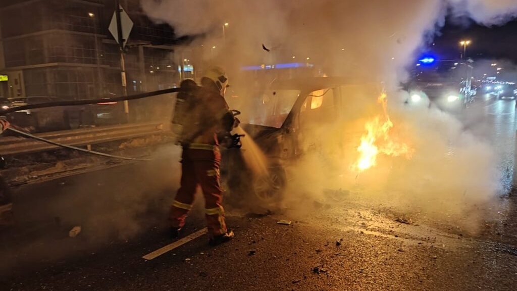 Heroic Rescue in Kuching: Woman Saved Moments Before Car Erupts in Flames on Jalan Kota Sentosa