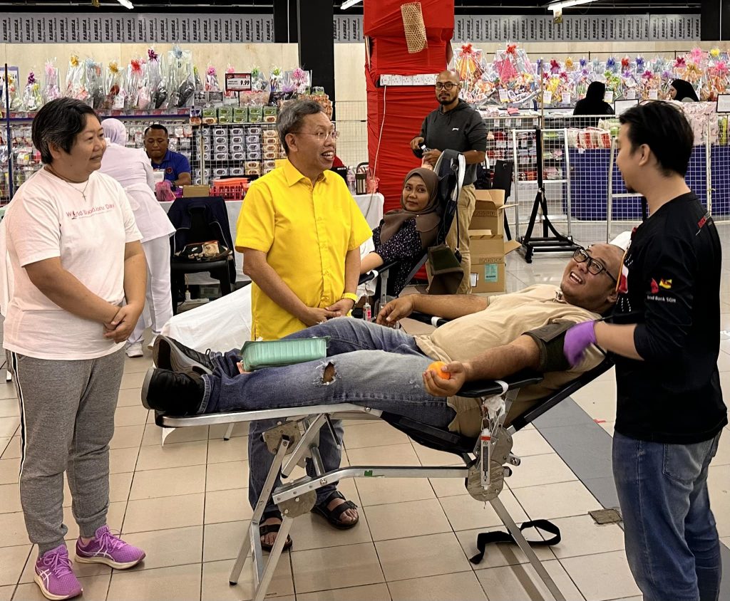 Kuching Love Book Association Hosts Successful Blood Donation Campaign at Emart Batu Kawa