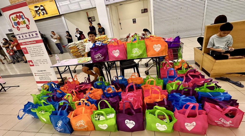 Kuching Love Book Association Hosts Successful Blood Donation Campaign at Emart Batu Kawa