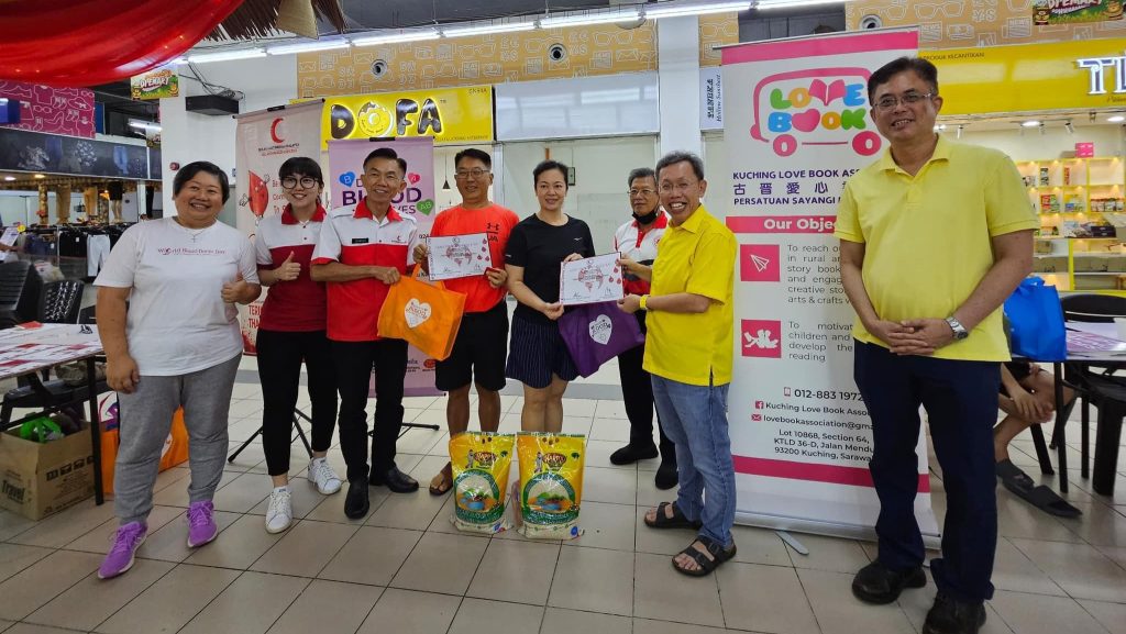 Kuching Love Book Association Hosts Successful Blood Donation Campaign at Emart Batu Kawa