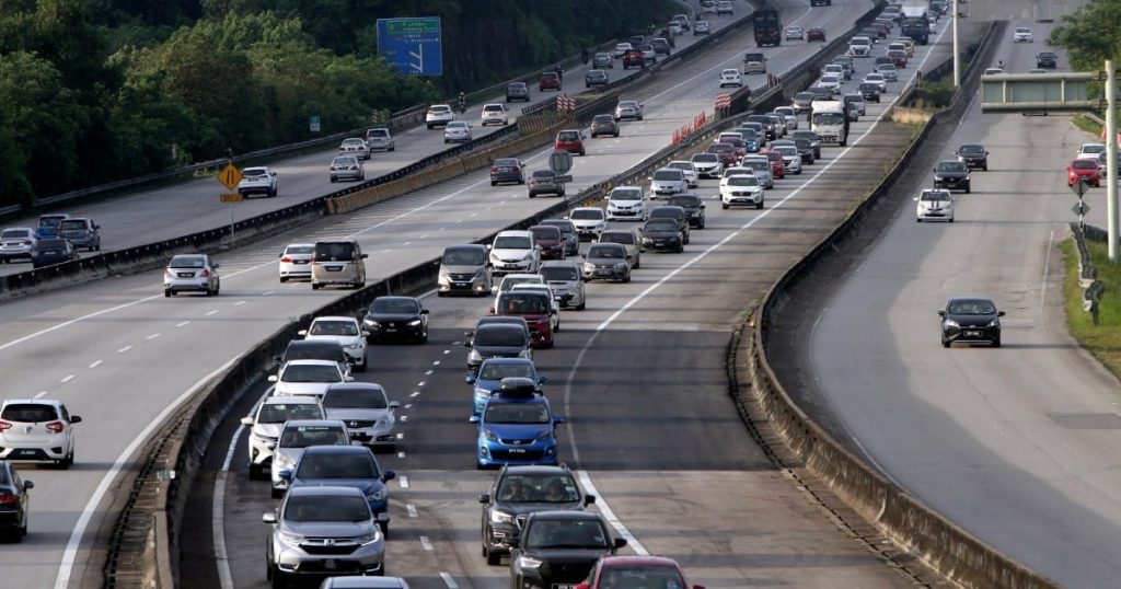 Major Traffic Jam on Pan Borneo Highway 12km Gridlock at Jakar Stretch Due to Lane Closure and Holiday Traffic