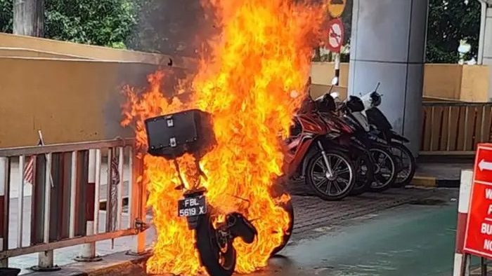 Motorcycle Bursts into Flames at Johor Border Checkpoint