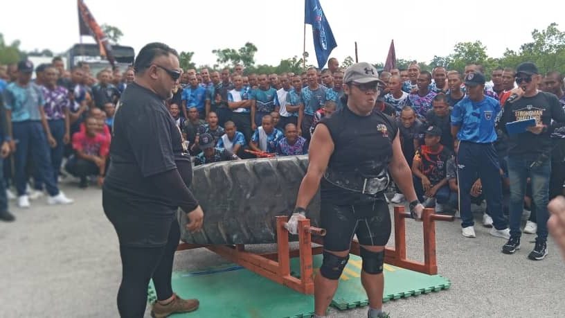 Muaythai Star Jojo Cheers Mom at Strongman Challenge 2024 in Kuching