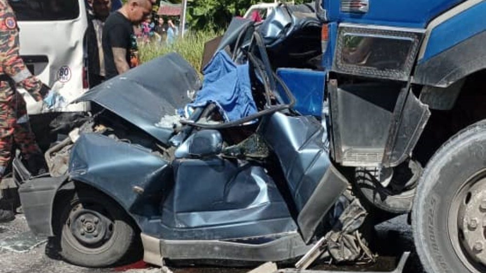 Tragedy in Bau: Father and Son Killed in Lorry Rear-End Collision