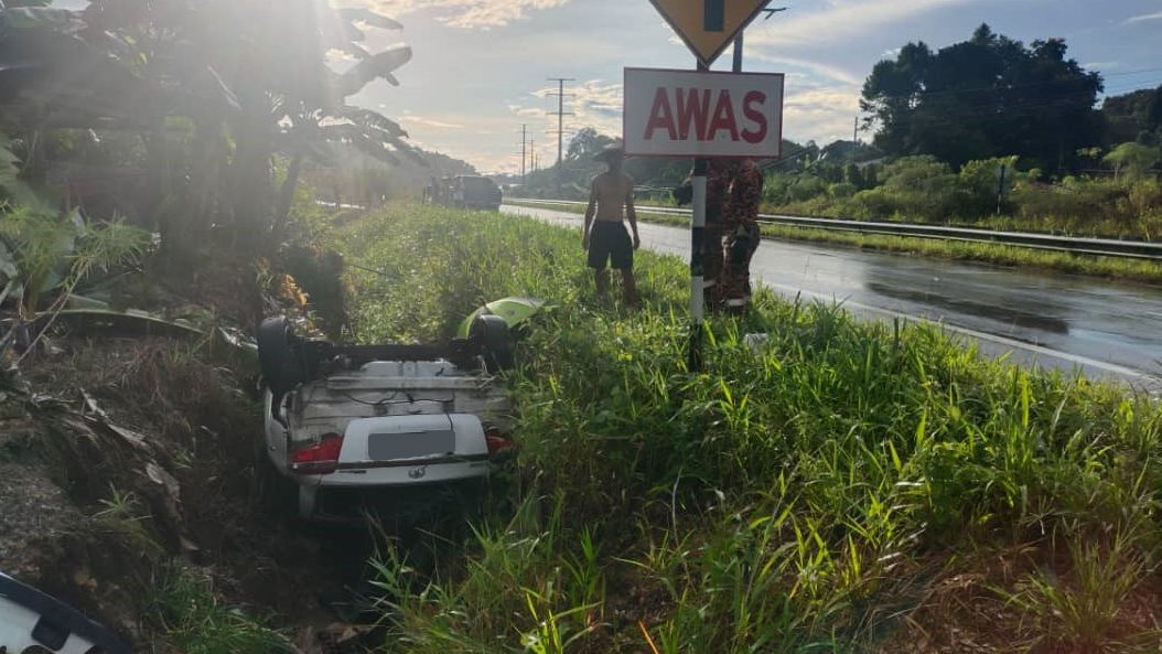 Woman Killed as Vehicle Turns Turtle in Ditch: Tragedy Strikes Along Jalan KJD Batu Wong