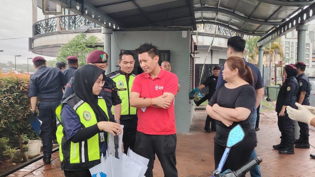 Chong Chieng Jen Seeks DBKU’s Clarification on Ice-Cream Seller's Trading Halt Due to Kuching Waterfront Maintenance