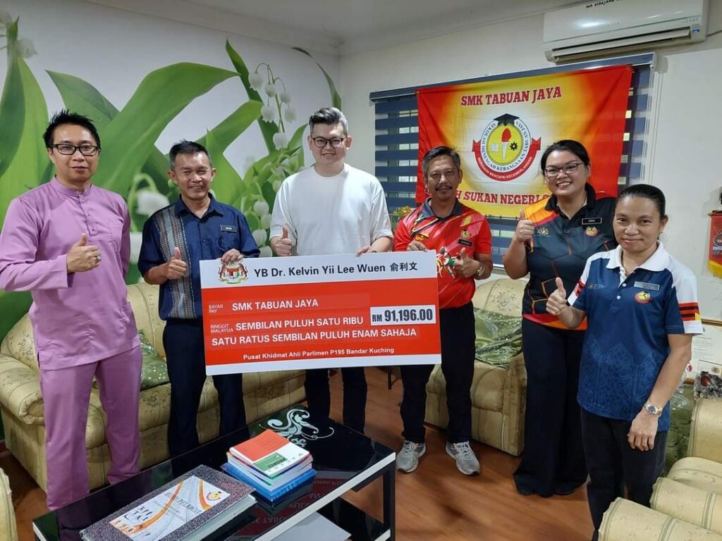 Dr. Kelvin Yii Donates RM91,196 to SMK Tabuan Jaya for Essential School Upgrades