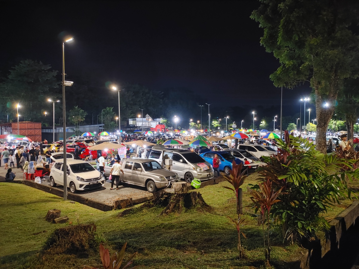 Kuching Car Boot Sales Rev Up at Civic Centre Treasure Hunting Fun for Everyone!