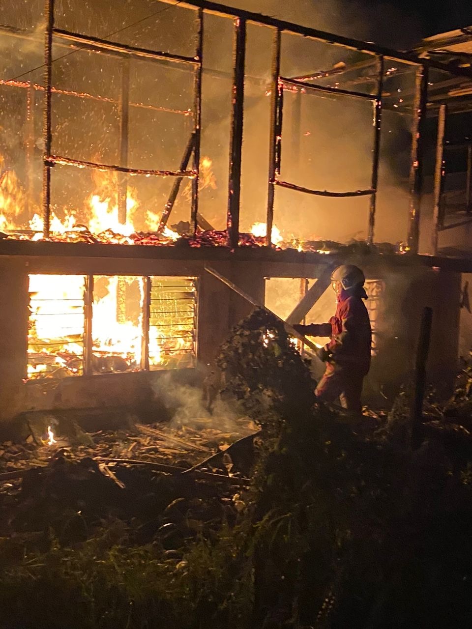 Kuching fire incident Early Morning Blaze in Kuching Leaves Man Injured