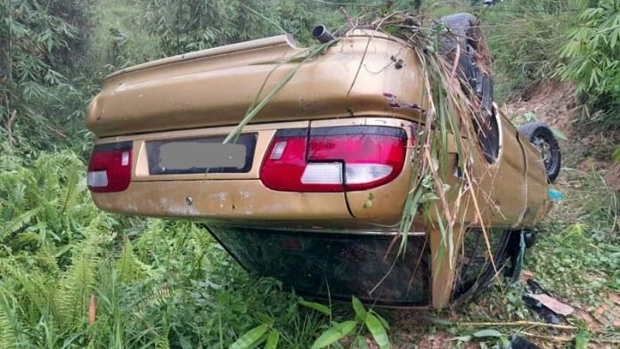 Two Cars Crash and Land in Bushes, Injuring Drivers Near Jalan Sibu Ulu Oya