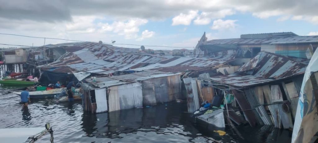 Catastrophe in Semporna 30 Houses Collapse into Water Village