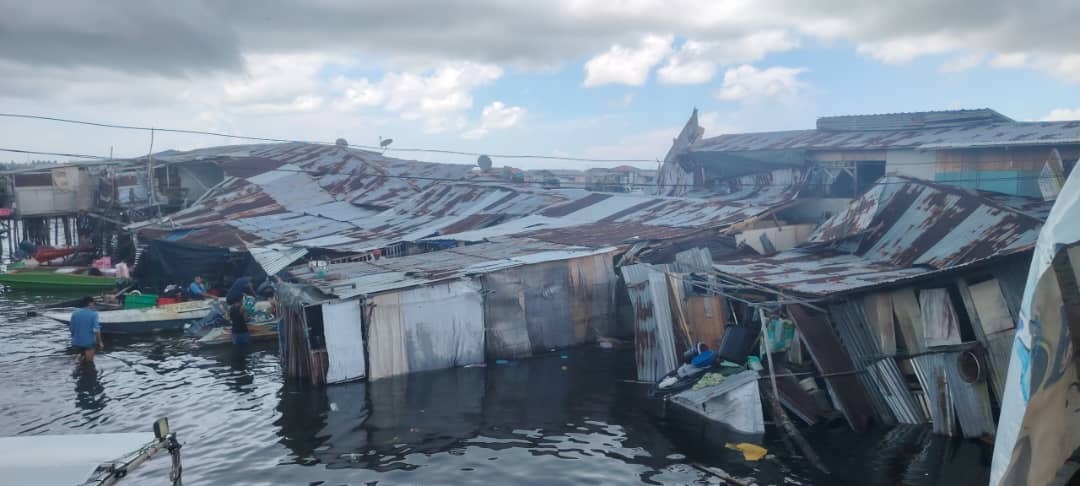 Catastrophe in Semporna 30 Houses Collapse into Water Village