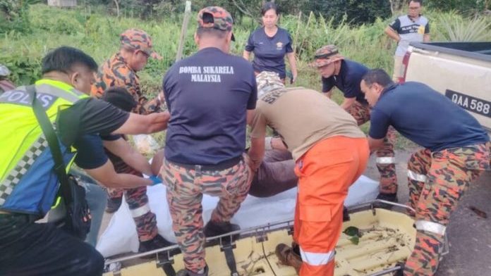 Contractor Dies During Cable Installation on Steep Hill in Kampung Kuang, Siburan / Photo Credit : DayakDaily