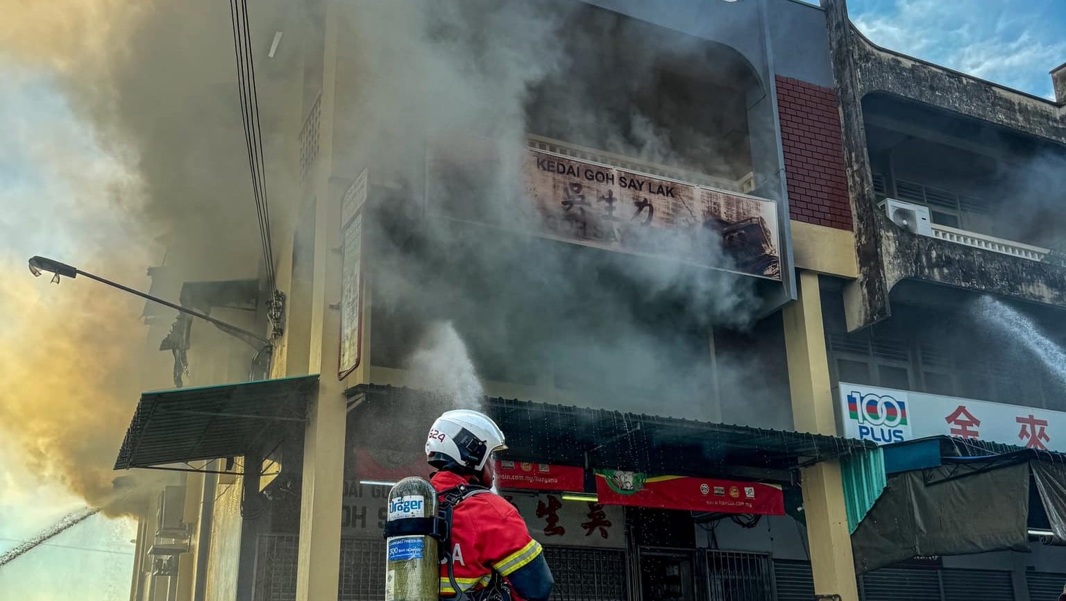 Devastating Shop Fire Erupts on Jalan Green Kuching