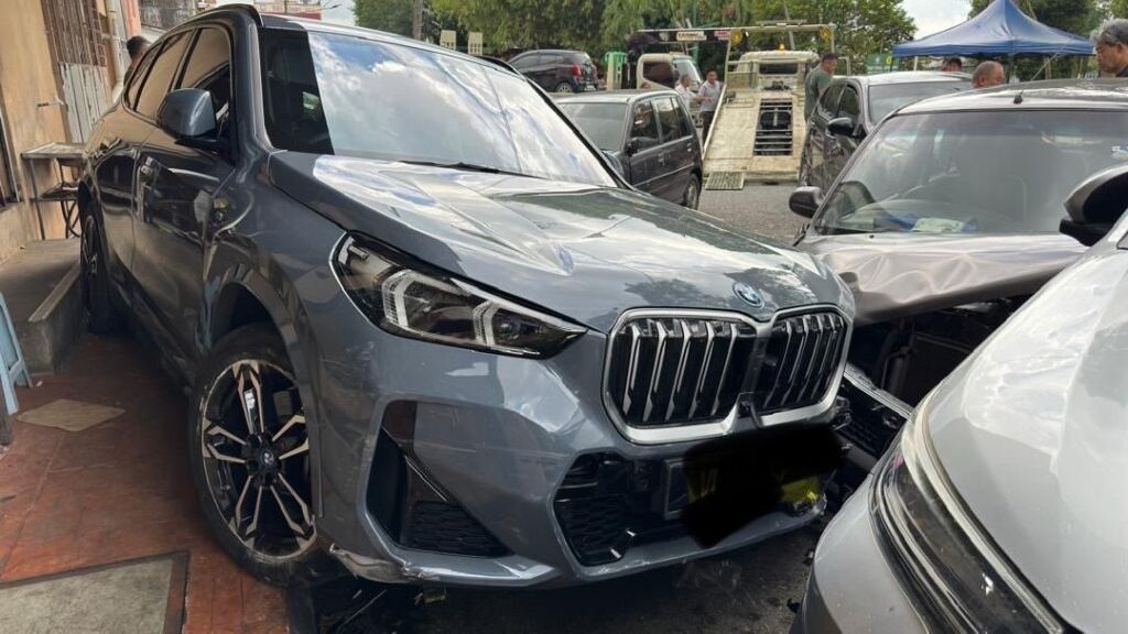 Elderly Woman Crashes into 10 Vehicles at Batu 3 Bazaar Kuching