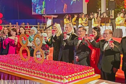 Ex-DCM Dr Chan Celebrates 88th Birthday with 888 Guests and an 8-Foot Cake in Sarawak / Photo Credit : New Sarawak Tribune