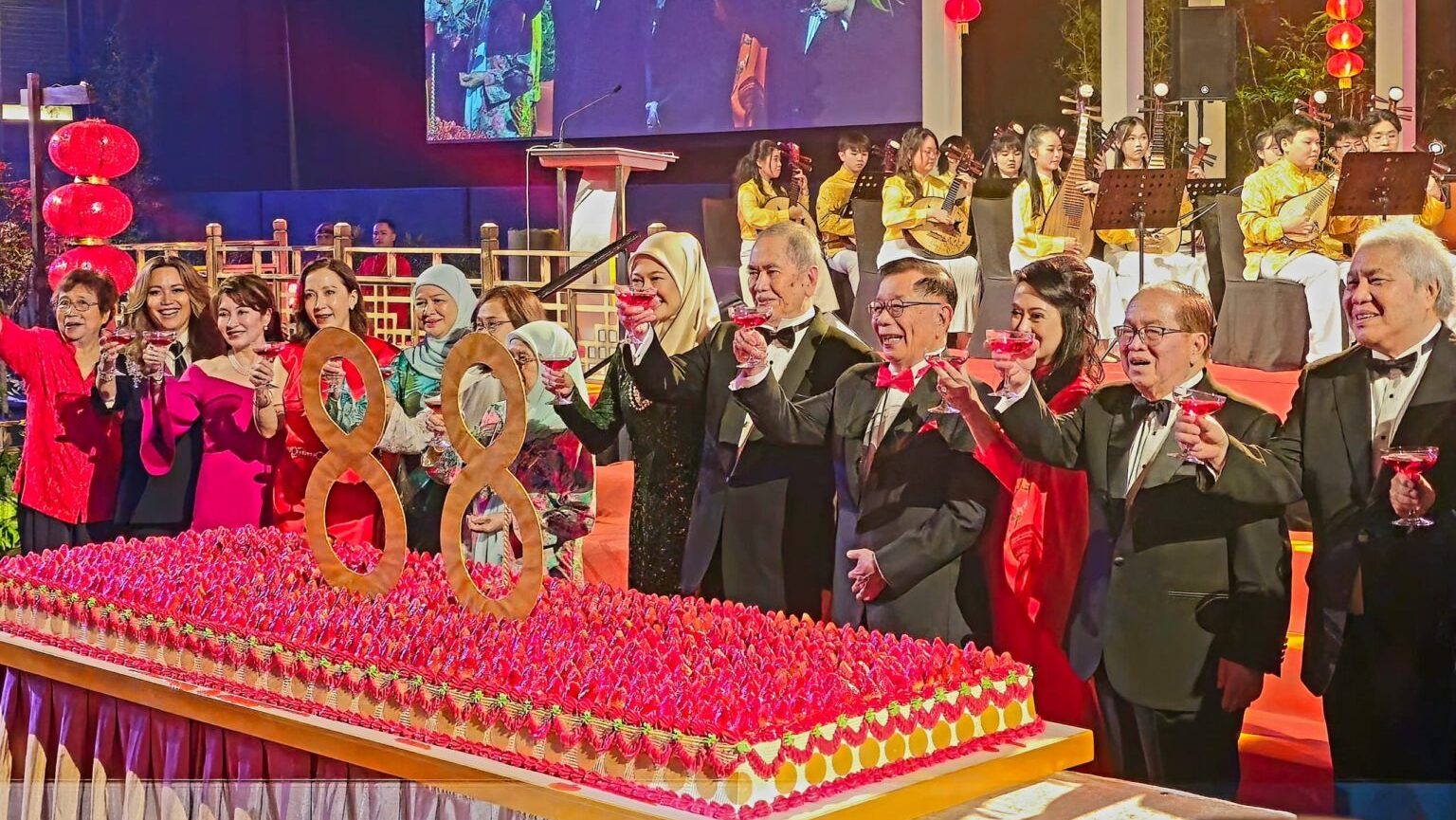 Ex-DCM Dr Chan Celebrates 88th Birthday with 888 Guests and an 8-Foot Cake in Sarawak / Photo Credit : New Sarawak Tribune