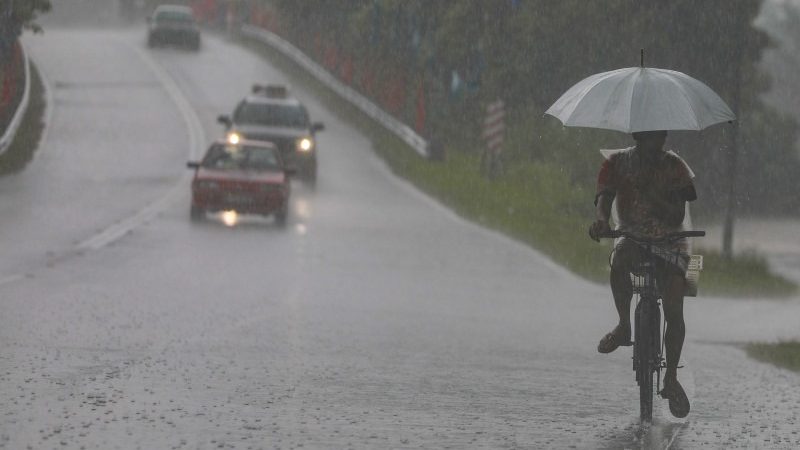 Heavy Rain, Strong Winds Expected in Kuching, Serian, and Samarahan MetMalaysia Issues Thunderstorm Warning