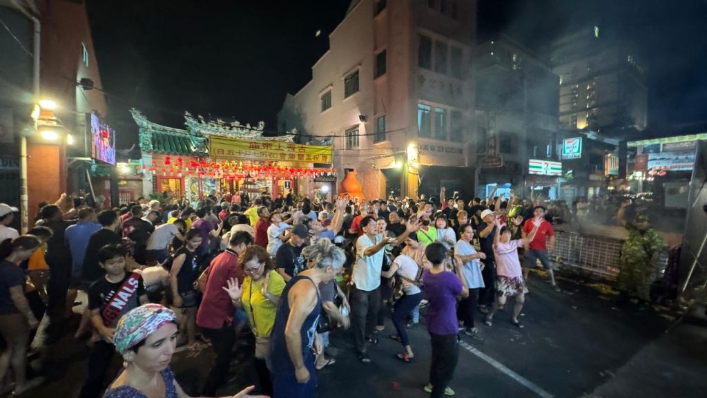 Hungry Ghost Festival Hundreds ‘Grapple with Ghosts’ at Kuching’s Shang Ti Temple A Night of Tradition and Unity