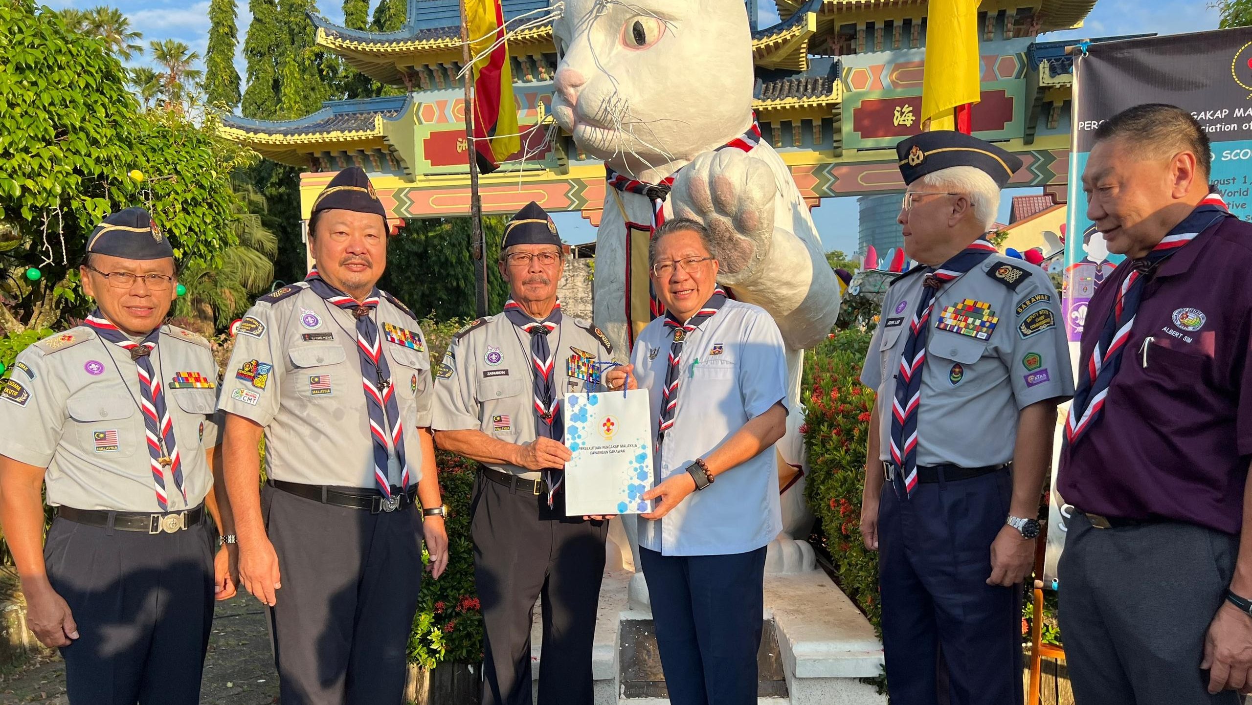 Iconic Padungan Cat Statue Dons Scarf to Celebrate World Scout Scarf Day