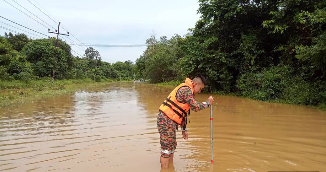 Kanowit Road Still Flooded, Water Level Continues to Rise Residents Urged to Stay Alert