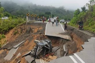 Major Road Collapse on Jalan Baleh Access Road in Sempili Baleh, Sarawak / Photo Credit : Kapit News Update