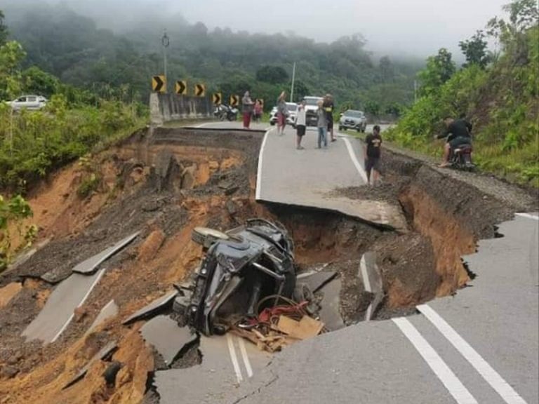 Major Road Collapse on Jalan Baleh Access Road in Sempili Baleh, Sarawak / Photo Credit : Kapit News Update