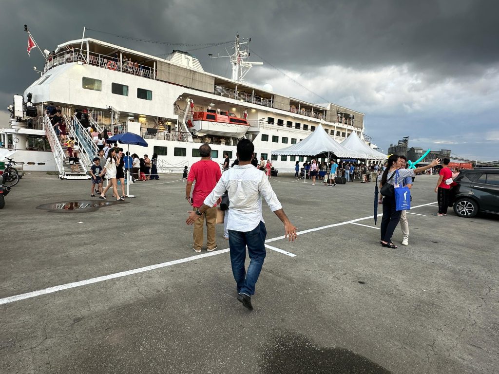 My Visit to the Doulos Hope A Floating Bookstore in Sarawak