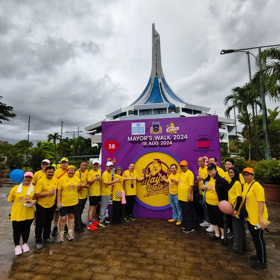 Rain Can't Stop Thousands at MBKS Mayor's Walk 2024 Led by Dato Wee Hong Seng