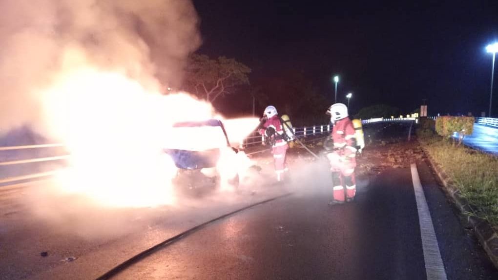 Six Escape Fiery MPV Crash on Miri-Pujut Flyover A Narrow Escape for All - Bomba photo