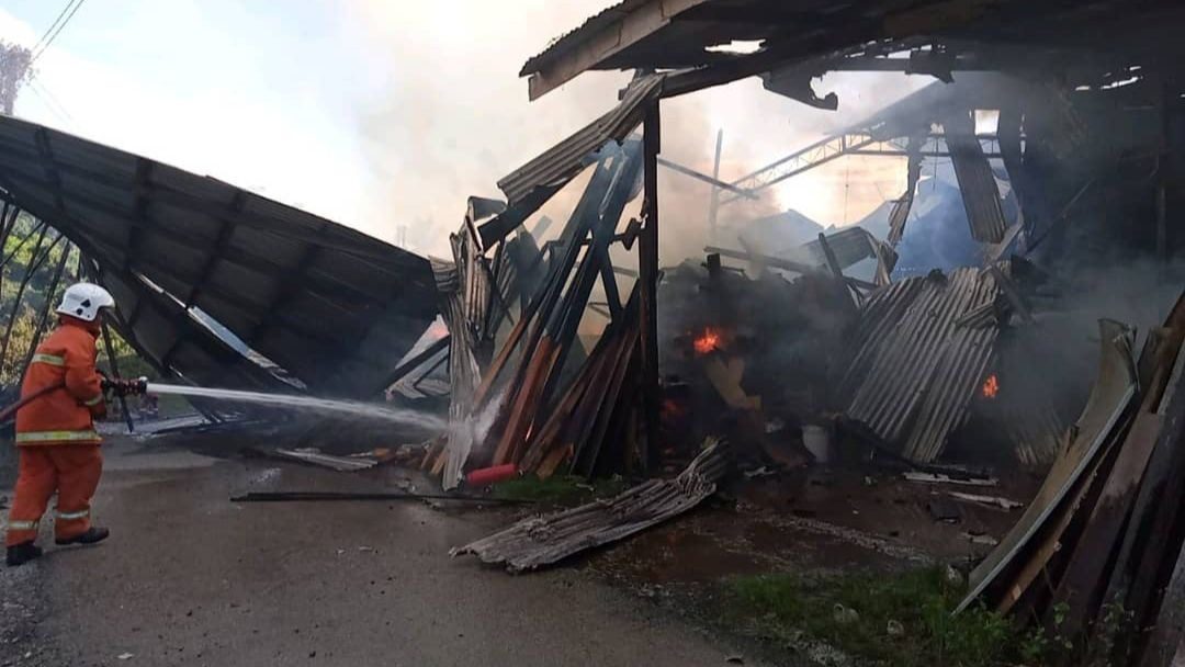 Blaze Damages Wood Factory in Mile 48, Jalan Kuching-Serian