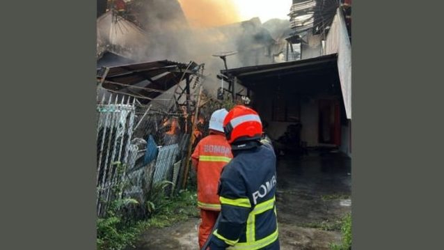 Early Morning Blaze Ravages Two Blocks of Terrace Houses in Sibu No Injuries Reported