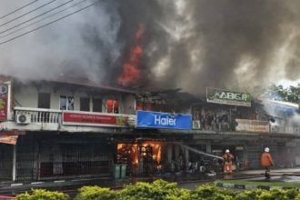 Fire Erupts at Jalan Chung Hua Shoplot in Serian, Firefighting Efforts Underway