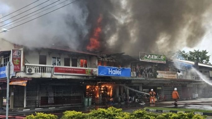 Fire Erupts at Jalan Chung Hua Shoplot in Serian, Firefighting Efforts Underway