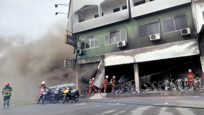 Heroic Rescue in Sibu Young Mother and Child Saved from Fire-Ravaged Shophouse on Jalan Lanang