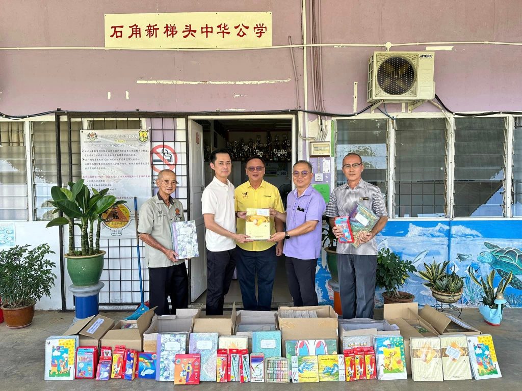 Kuching Sincere Sdn Bhd Donates Stationery to Support Batu Kitang Schools