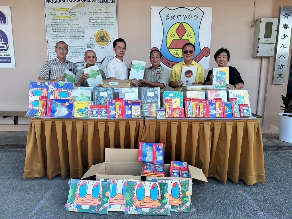 Kuching Sincere Sdn Bhd Donates Stationery to Support Batu Kitang Schools