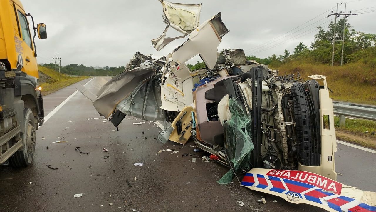 Medical Officers Injured in Ambulance Crash on Sri Aman-Sarikei Road; Lorry Driver Detained